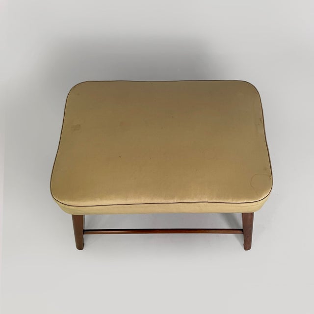 Italian Art Deco Pouf in Wood and Beige Satin, 1940s For Sale - Image 4 of 13