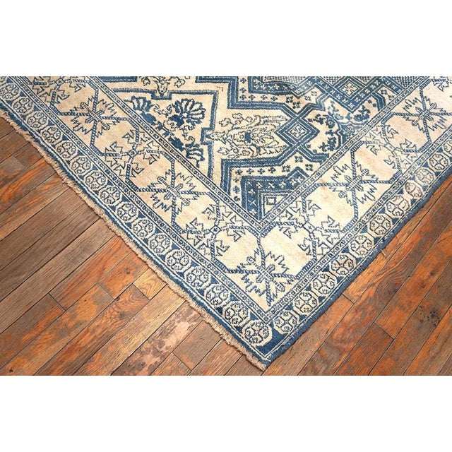 1930s Blue-White Medallion Antique Indian Agra Rug Knotted Pile 4' 1" X 6' 8" Cotton Carpet For Sale - Image 4 of 4