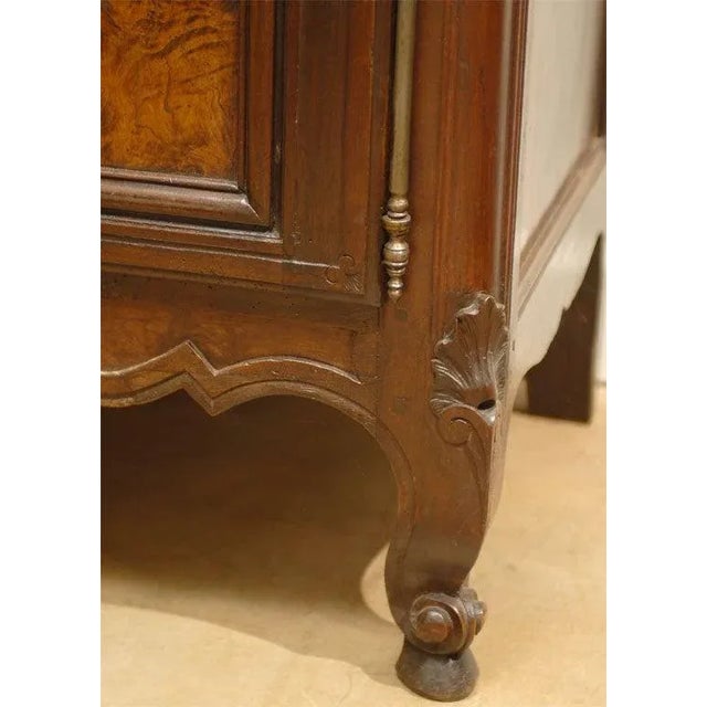 French 1820s Walnut Restoration Vaisselier from Bresse with Burl Wood Panels For Sale - Image 4 of 11