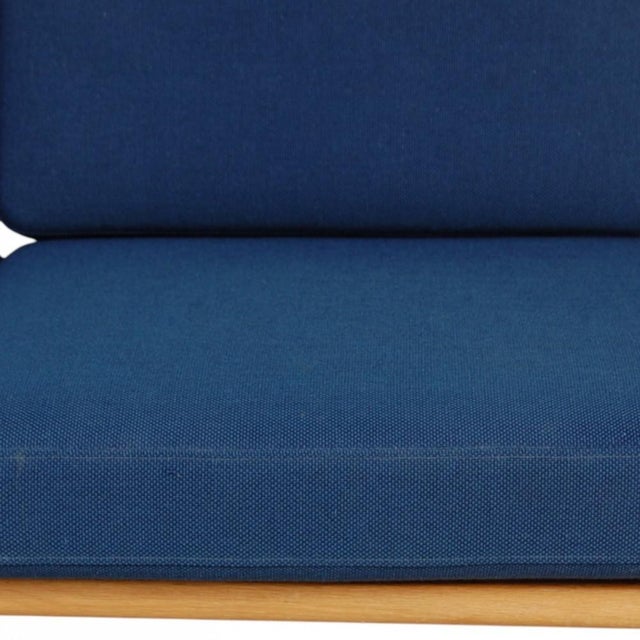 GE236 Three-Seater Sofa in Blue Fabric and Oak by Hans Wegner, 1990s For Sale - Image 16 of 18
