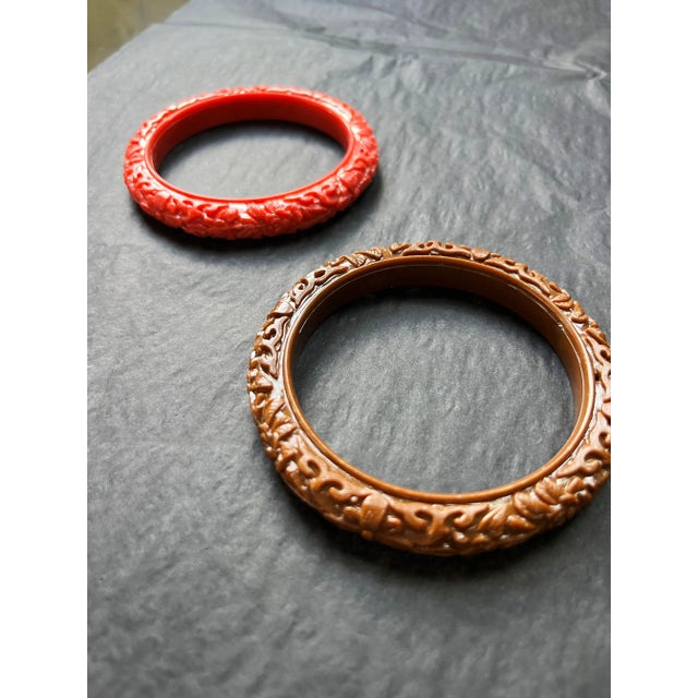 Bakelite 1980s Pair of Vintage Molded Plastic Bakelite Style Bangle Bracelets – Coral and Brown Floral Relief For Sale - Image 4 of 6