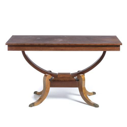 Portuguese, 20th century in mahogany wood, resting on four curved feet with claw-shaped metal applications. Dimensions: 76...