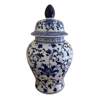 Late 20th Century Chinoiserie Large Blue and White Porcelain Ginger Jar For Sale