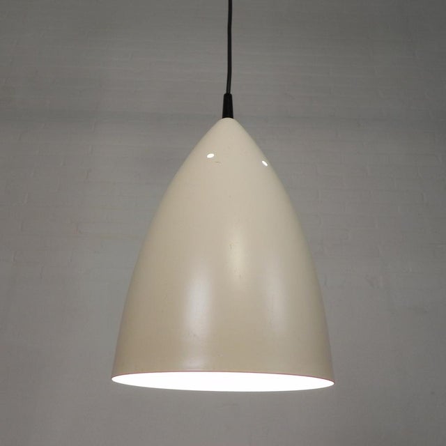 Height: 150 cm long. Height shade: 31 cm. Ø: 21 cm. The lamp has a large bulb holder (E27). Origin: France, 1960s....