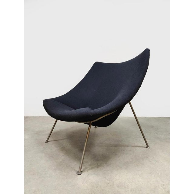 Dutch design! This iconic 'Oyster' F157 armchair fits perfectly in the back and has wonderful seating comfort due to its...