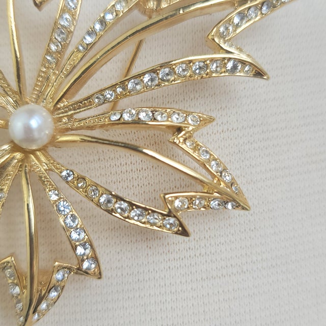 Vintage 1980s Napier gold-tone maple leaf brooch. This elegant statement pin features an intricate open-work leaf design...