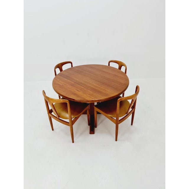Mid century Danish Modern Teak dining table by Dyrlund , 1970s The table is in good condition. measurements Height : 73 cm...