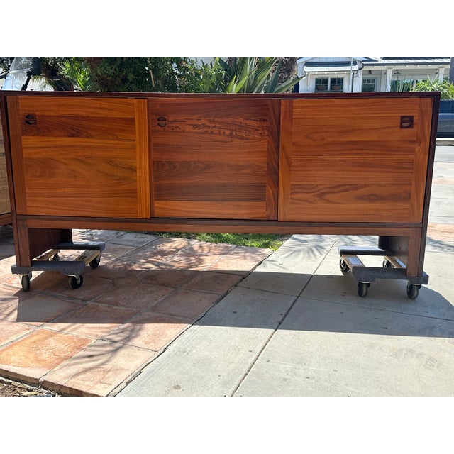 Mid Century Modern Danish Rosewood & Teak Credenza Sideboard – E. Jakobsen Skive, Attributed For Sale In Los Angeles - Image 6 of 7