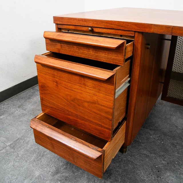 Brown Mid Century Modern Desk Executive Office Stow Davis Boomerang Large Walnut MCM For Sale - Image 8 of 12