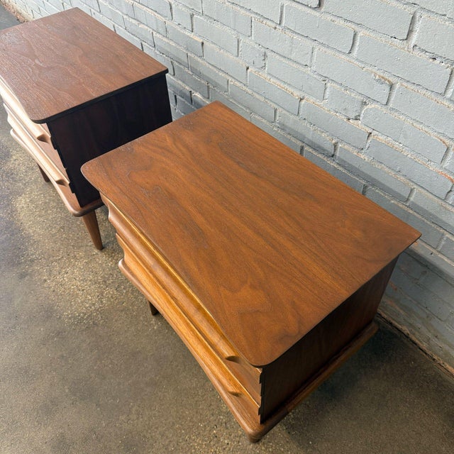 Mid-Century Modern Pair of 1960s Walnut Nightstands by United Furniture Co., Attributed For Sale - Image 3 of 6