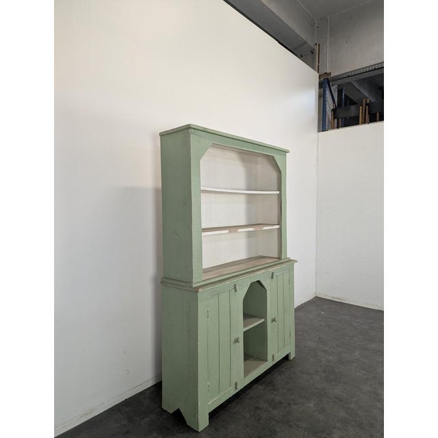 Vintage Rustic Pine Buffet, in Very Good conditions.