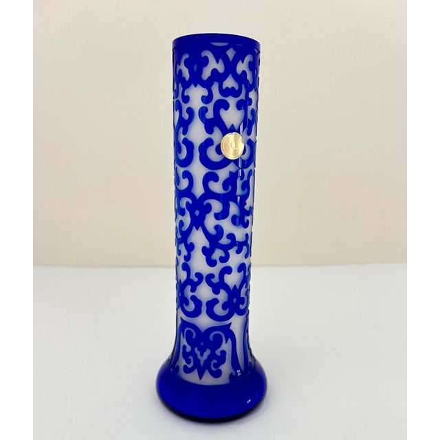 Blue Vintage 1980s Peking Glass Overlay Vase 10¼″ Tall in Cobalt Blue & Frost Cameo Glass, Hand-Carved Crystal Brand, in the Style of Pilgrim Glass For Sale - Image 8 of 10