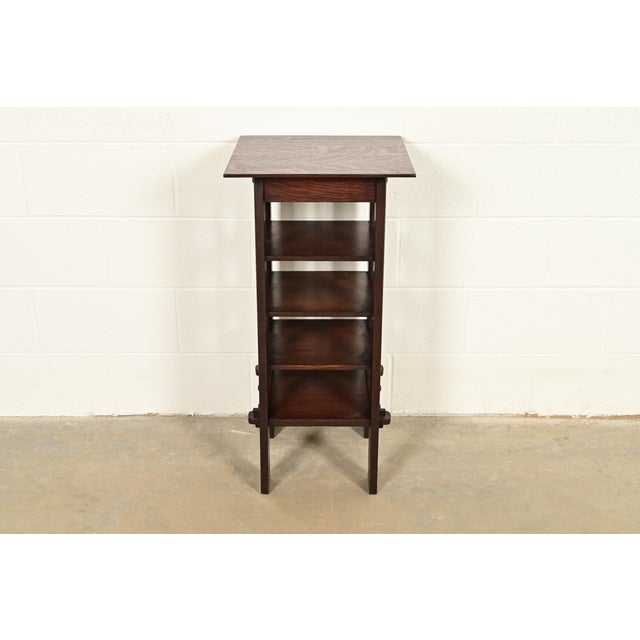 A gorgeous antique Mission or Arts & Crafts period quarter sawn oak bookstand or magazine rack In the manner of Stickley...