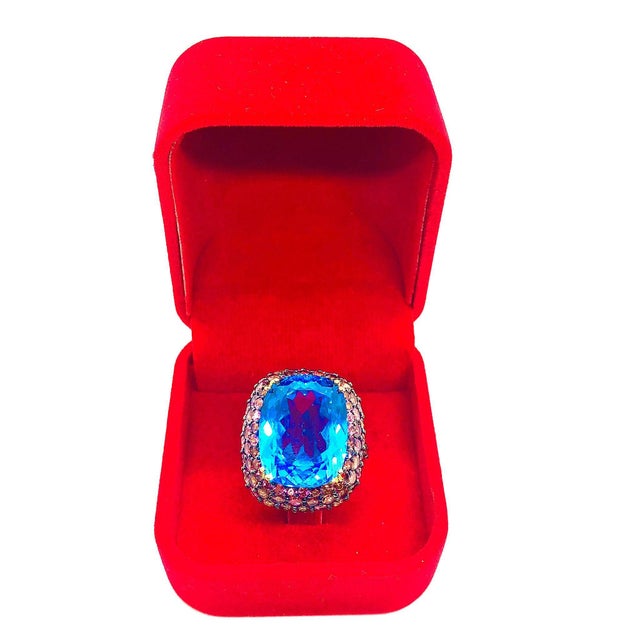 Bochic “Orient” Vintage London Blue Topaz & Pink Sapphire Ring Set In 18 K Gold For Sale - Image 9 of 10