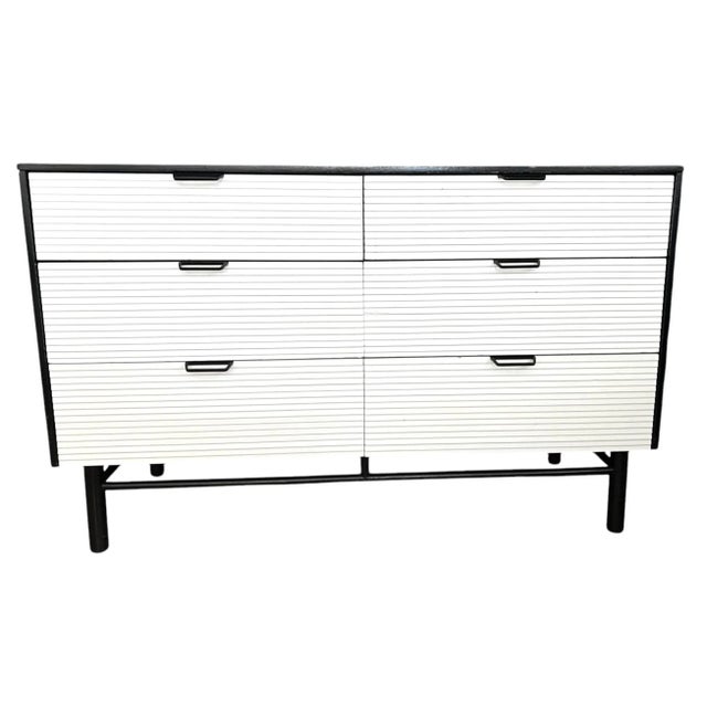 This exceptional mid-century modern dresser by Mengel Furniture is a beautifully restored example of iconic 1960s American...