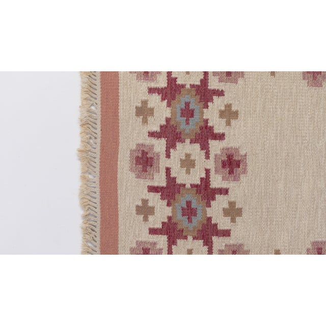 1960s Mid-Century Modern Swedish Kilim Rug in Reds and Pinks, 1960 For Sale - Image 5 of 7