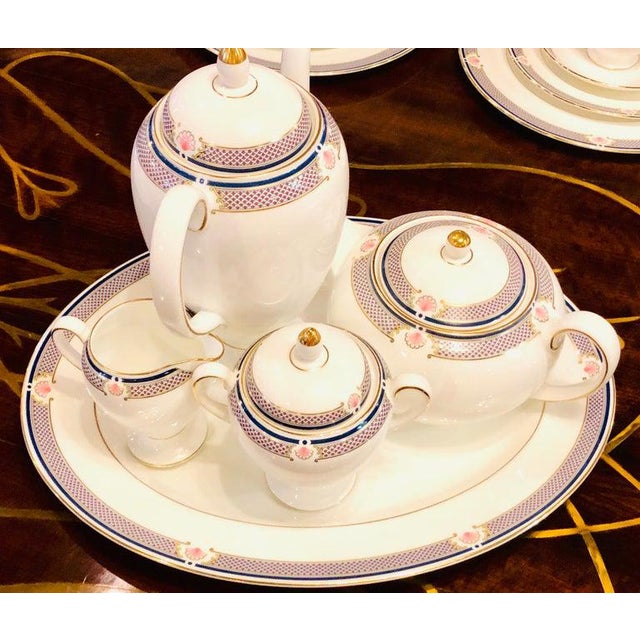 Complete Set of 28 Wedgwood Bone China Waverley Pattern Approximate