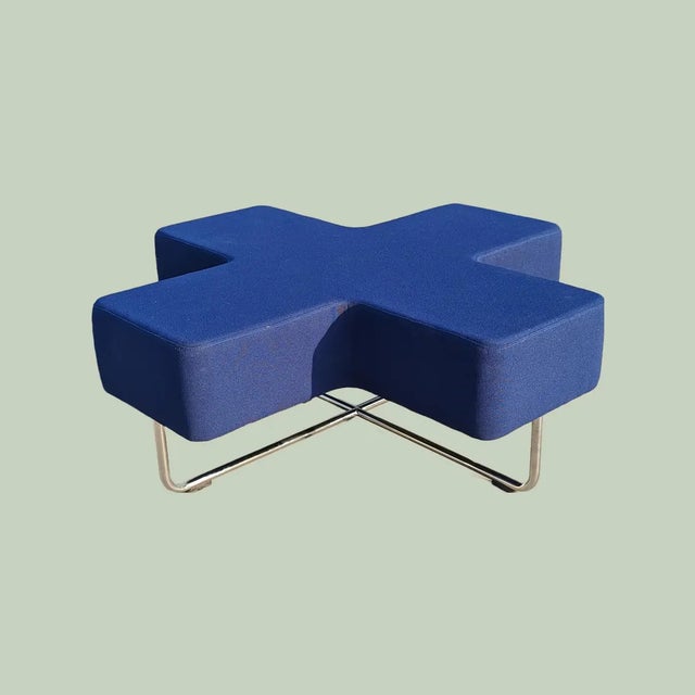 Bring timeless design into your home with this Postmodern modular bench by Allermuir in a vibrant blue fabric. Design...
