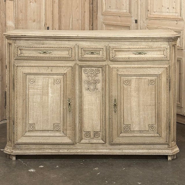 18th Century French Louis XVI Period Buffet in Stripped Oak For Sale - Image 4 of 18