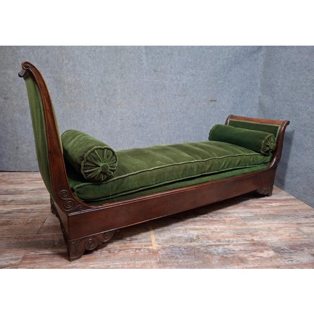 Mahogany Daybed/Ceding Bed – 19th Century An elegant daybed in solid mahogany and mahogany veneer, resting on a simple...