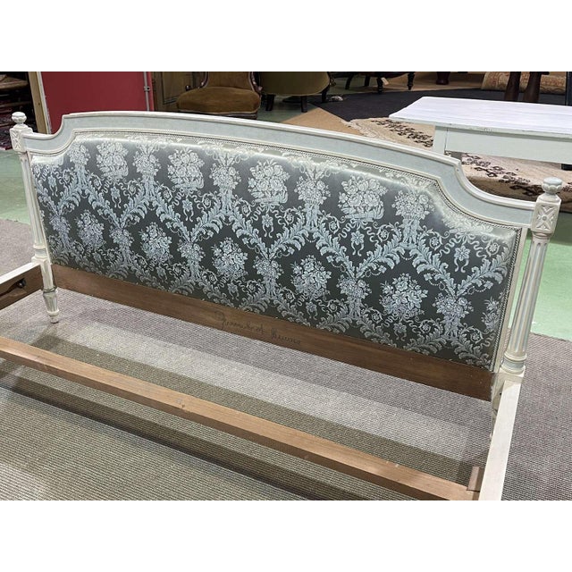 Louis XVI style bed in beech - Bedding 140x190 - L=2m02, W=1m50, H headboard: 1m14.