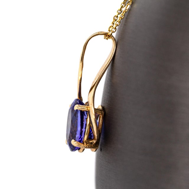 2020s 2.5cts Tanzanite Solitaire Estate Pendant in 14k Solid Yellow Gold | Ov 10x8mm For Sale - Image 5 of 6