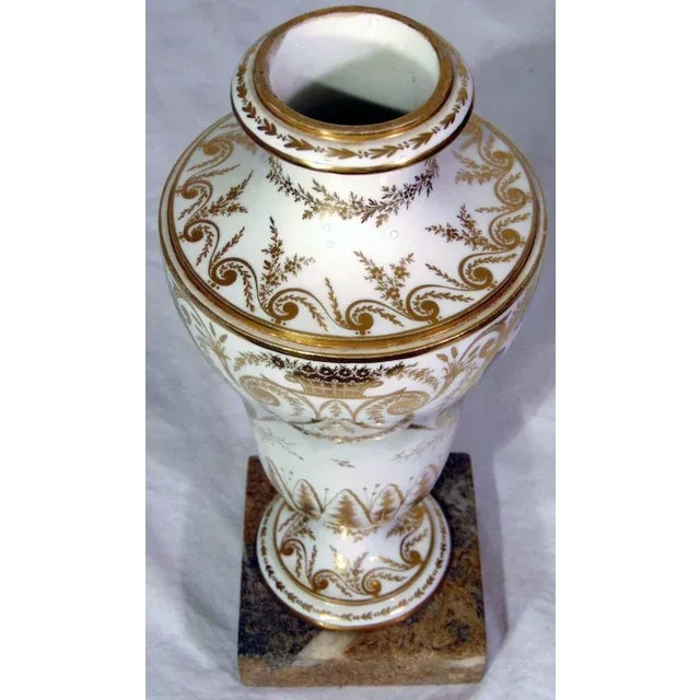 Ceramic Early 19th Century Porcelain Vase or Urn Decorated with Courting Turkeys and Chickens 1800 For Sale - Image 7 of 11