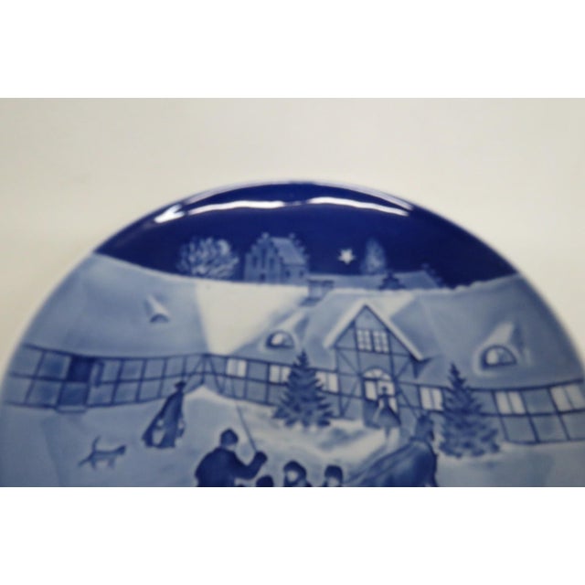 Traditional Bing and Grondahl 1969 Arrival Christmas Guests Porcelain Collector Plate 5167b For Sale - Image 3 of 11