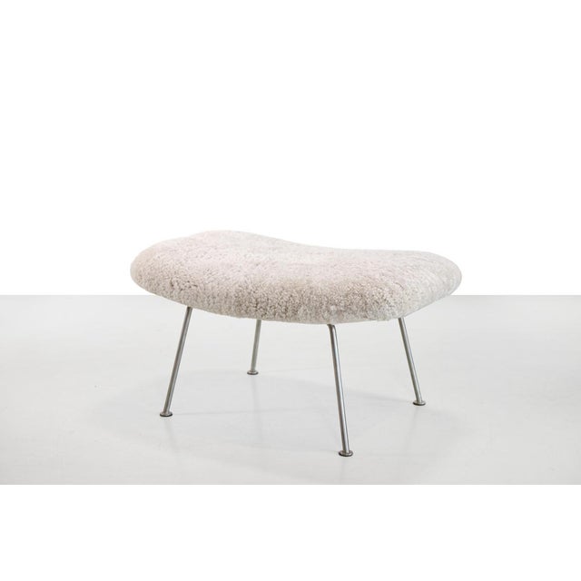 Mid-Century Modern Set of F157 Oyster Armchair and Ottoman in Sheepskin by Pierre Paulin, 1950s For Sale - Image 3 of 9