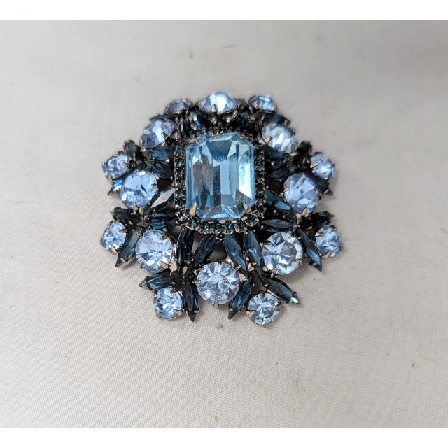 1990s Vintage Signed Marie Ferra Rhodium Plated Faux-Aquamarine & Sapphire Brooch For Sale - Image 5 of 6
