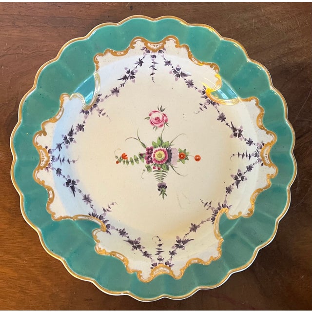 Antique 18th Century George III Worcester Porcelain Green Fluted Soup Bowl or Plate Painted in the Marchioness of Huntly Type Pattern Circa 1770 For Sale In New York - Image 6 of 12