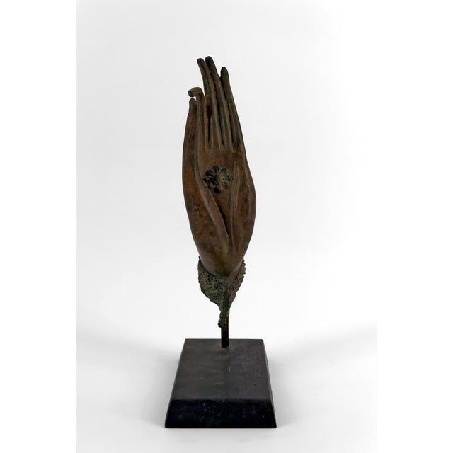We present a magnificent Buddha hand in patinated bronze, a rare and elegant piece dating from the 20th century. This...