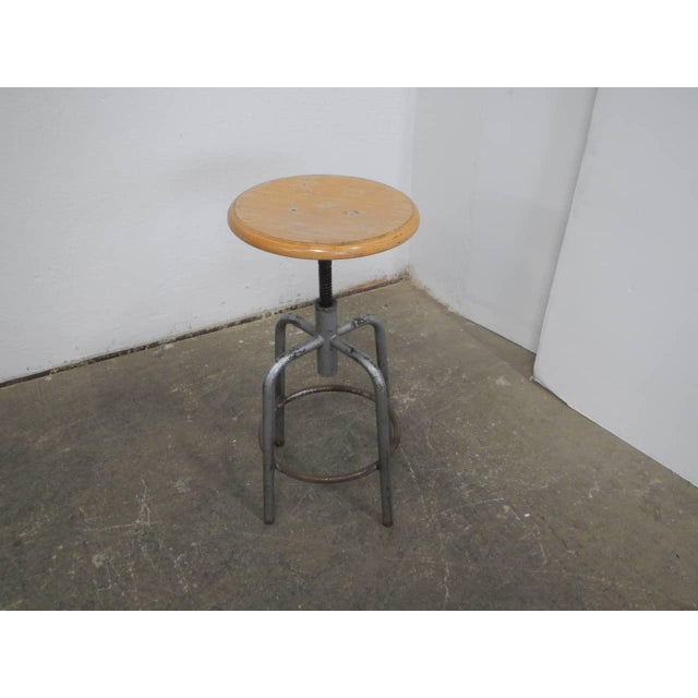 Adjustable from 56 cm to 63 cm. Signs of use. The height adjustment screw is worn. This causes the seat to wobble slightly.