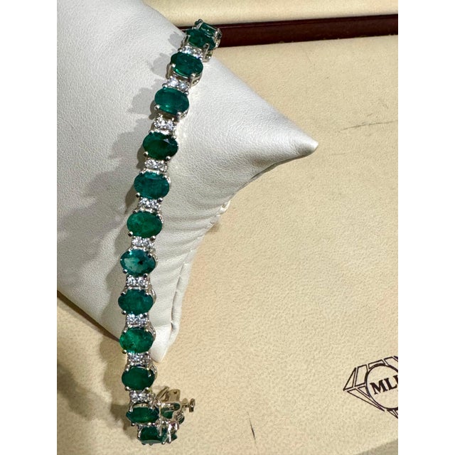 24 Carat Emerald 1.8 Carat Diamond Tennis Bracelet 14 Karat White Gold, 16.7 GM For Sale - Image 9 of 18