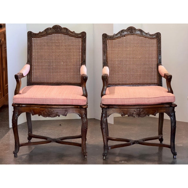 French walnut frames from the 19th century, with a carved crest and a shell on the seat rail, caned backs and seats, and...