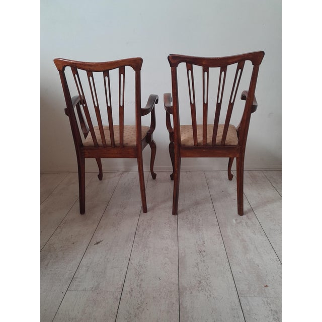 Backrest: Authentic Queen Anne chairs usually have a solid, vase- or violin-shaped (fiddle-back) central vertical rail....