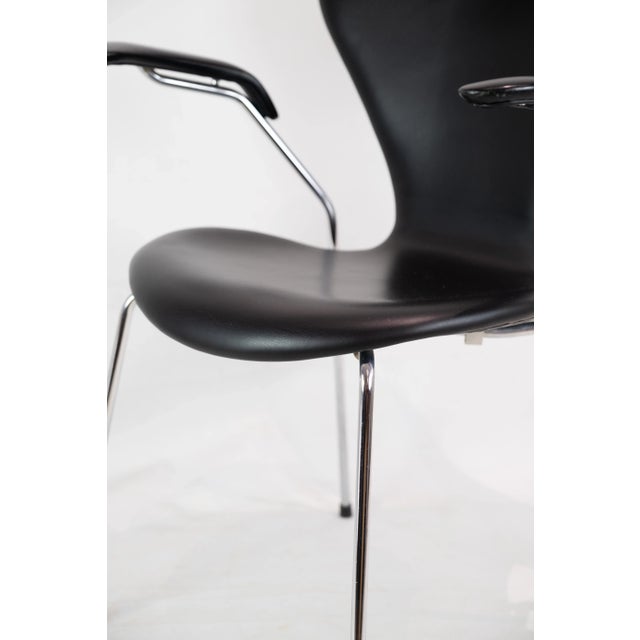 Fritz Hansen Series Seven Chair Model 3207 with Black Leather by Arne Jacobsen for Fritz Hansen, 2000s For Sale - Image 4 of 9