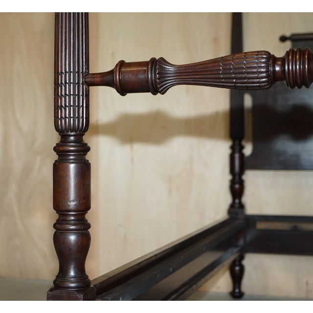 American Federal 4-Poster Bed with Carved Pillars in Hardwood, 1800s For Sale - Image 6 of 18