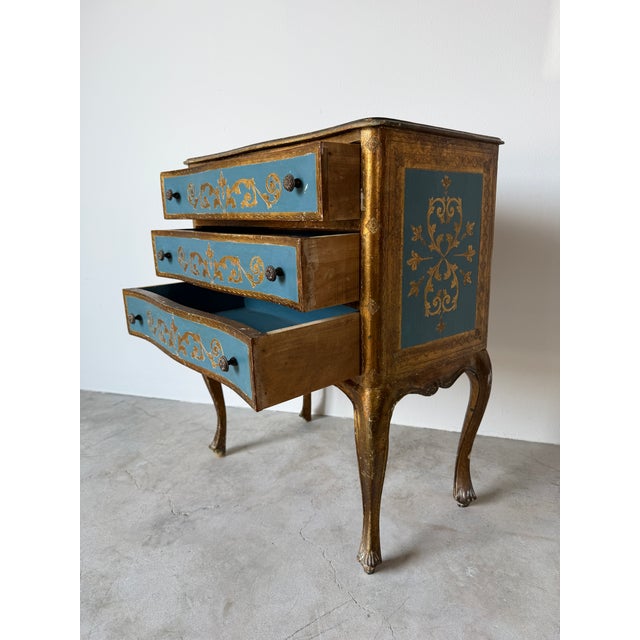 1950s Italian Hollywood Regency Giltwood & Teal Blue Three-Drawer Nightstand With Gold-Leaf Scrollwork For Sale - Image 4 of 12