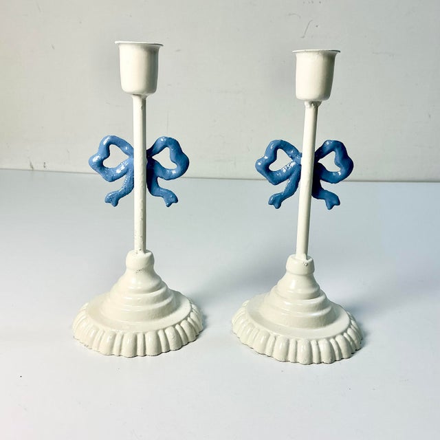 1970s Vintage French Chippendale Boho Chic Ribbon Bows Candlestick Holders - A Pair. For Sale - Image 9 of 11