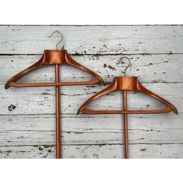 Pair of Mid 20th Century Mod Fratelli Reguitti Italian Dovetail Wooden Hanger W Pole For Sale - Image 12 of 12