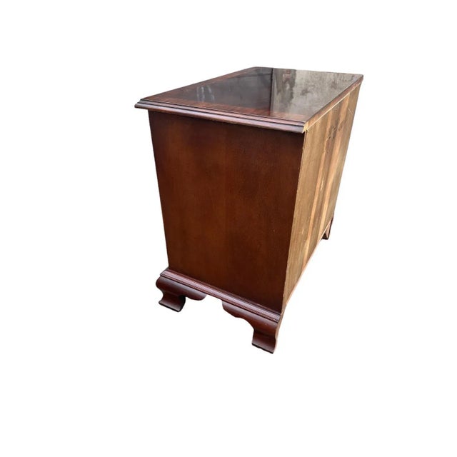 Bernhardt Bernhardt Centennial Collection Georgian Banded Mahogany Nightstands - a Pair - Vintage 1980s For Sale - Image 4 of 6