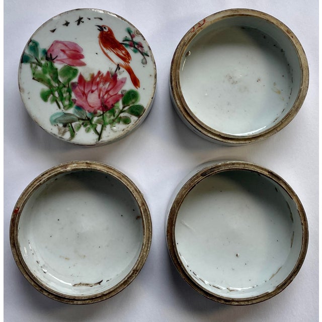 Early 20th Century Chinese Hand-Painted Four-Tiered Ceramic Keepsake Box For Sale - Image 9 of 10