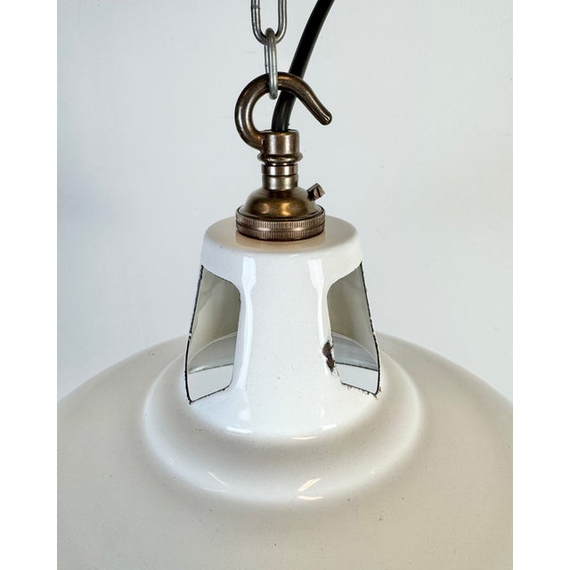 Mid-Century Modern Industrial White Enamel Factory Pendant Lamp from Thorlux, 1960s For Sale - Image 3 of 17