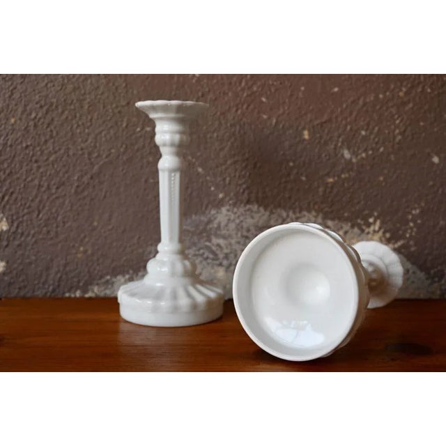 In a shape evoking classic brass candlesticks, these Swedish candlesticks are made of white opaline. Their immaculate and...