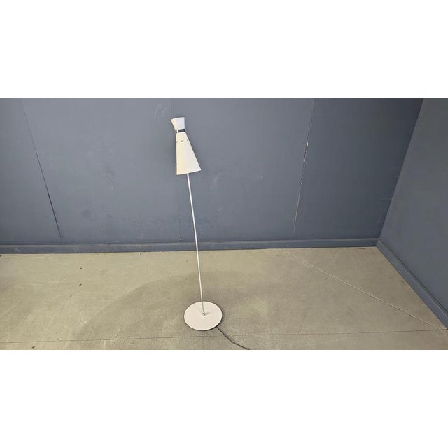 Beautiful stilnovo inspired floor lamp in white lacquered metal with a diabolo design lamp shade. Both the shade and the...