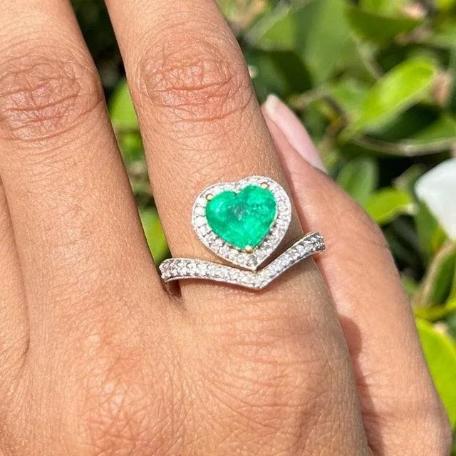 Metal Heart Cut Green Emerald and Diamond Ring in 18k Yellow Gold Size 7 ( All Sizes Available) For Sale - Image 7 of 16