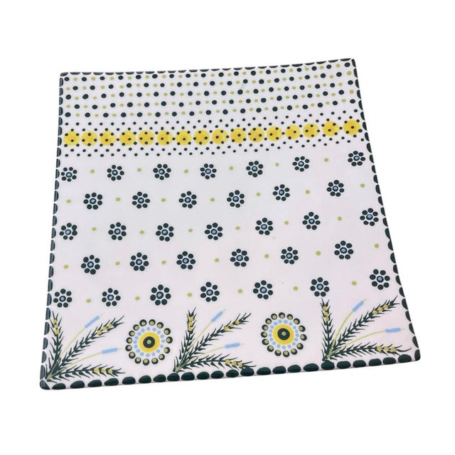 Add a vibrant touch of global artistry to your table or display collection with this charming vintage ceramic platter....