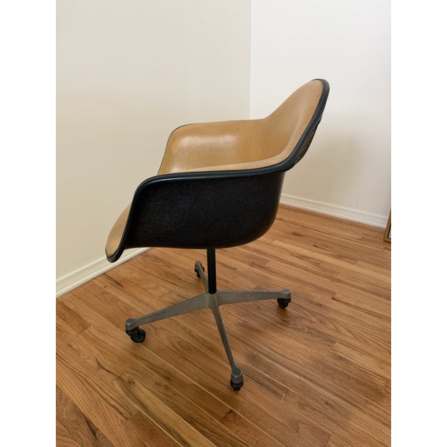 Herman Miller Eames for Herman Miller Mid-Century Mustard Padded Fiberglass Swivel Office Chair For Sale - Image 4 of 12