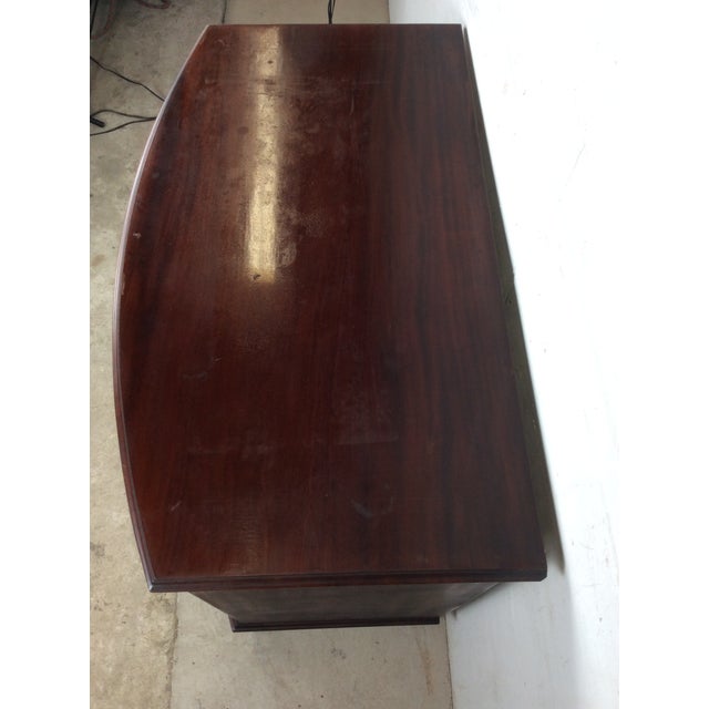 1960s Mid-Atlantic Chippendale Inlaid Mahogany Bow Front Chest of Drawers For Sale - Image 5 of 17